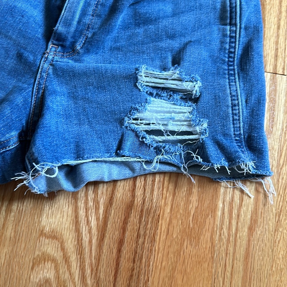 Hollister women’s size 7 high rise shorts (3 inch) - Picture 3 of 6